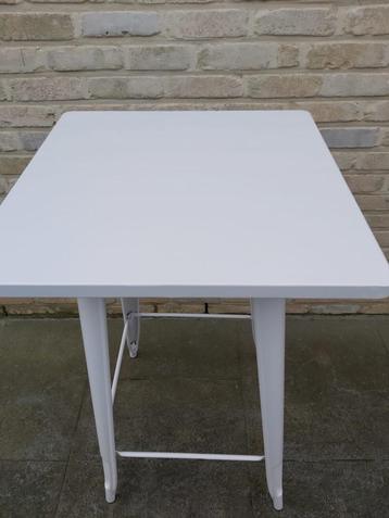 Table haute en métal disponible aux enchères