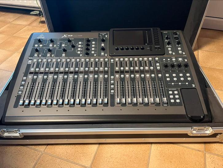 Behringer X32 in Flight Case – amper gebruikt, Muziek en Instrumenten, Mengpanelen, Zo goed als nieuw, 20 kanalen of meer, Microfooningang