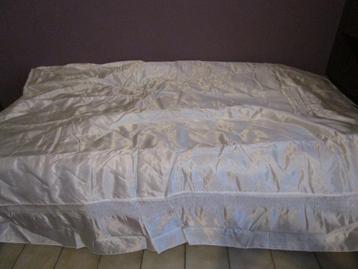 nieuwe bedsprei 1pers bed ecru/parelmoer kleur beschikbaar voor biedingen