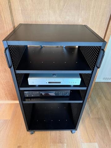 Zwarte metalen audio/video rack op wieltjes beschikbaar voor biedingen