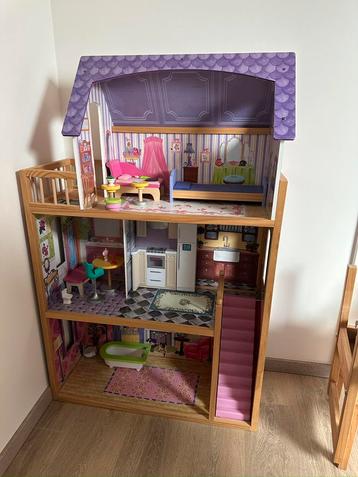 Poppenhuis met barbiepoppen beschikbaar voor biedingen