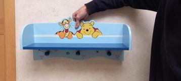 KINDERKAPSTOK met legplank Winnie de Poeh beschikbaar voor biedingen