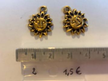 2 bedeltjes lachend zonnetje oud goudkleur, Enlèvement ou Envoi, Neuf, Bracelet à breloques
