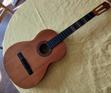 Spaanse gitaar om op te knappen. beschikbaar voor biedingen
