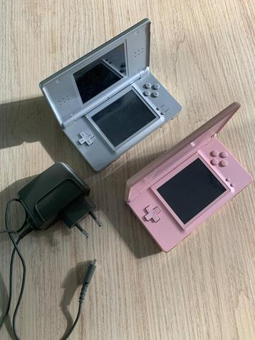 Nintendo DS lite (grijze en roze) en 1 oplader beschikbaar voor biedingen