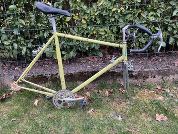 Kader oude koersfiets beschikbaar voor biedingen