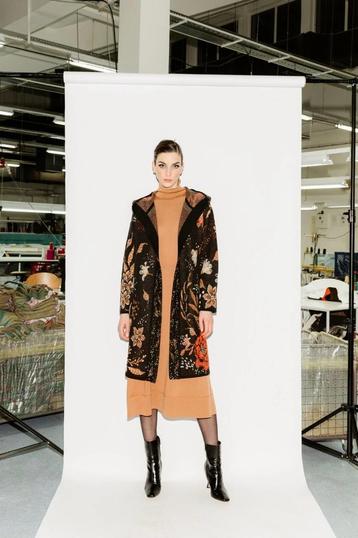 IVKO/Beautiful jacquard Ornament Flower Coatigan with Hood  beschikbaar voor biedingen