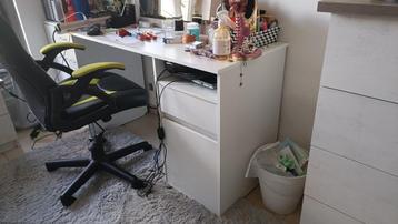 Onberispelijk wit bureau beschikbaar voor biedingen