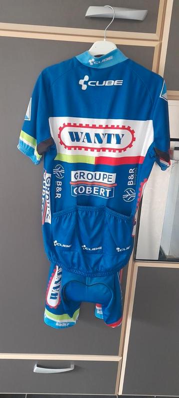 Équipement cycliste WANTY comprenant maillot manches courtes
