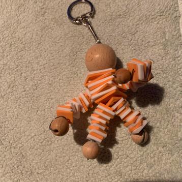 Sleutelhanger - poppetje (hout en foam). beschikbaar voor biedingen
