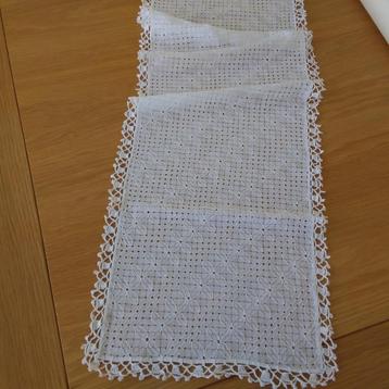 Tafelloper (placemat) met de hand geborduurd en gehaakt  beschikbaar voor biedingen