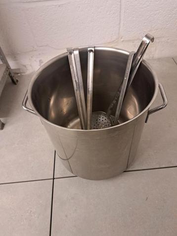 Professioneel keukengerei. 3 pollepels, marmeren en schuimsp beschikbaar voor biedingen