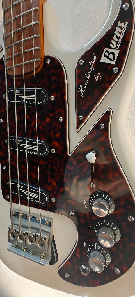 Burns - 1964 The Shadows Bass & Bass PedalTrain, Musique & Instruments, Instruments à corde | Guitares | Basses, Comme neuf, Électrique