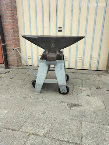 Aambeeld 255 kg beschikbaar voor biedingen