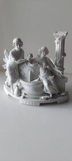 Porselein-Biscuit beeld 2 meisjes aan fontein in nieuwstaat., Antiek en Kunst, Ophalen of Verzenden