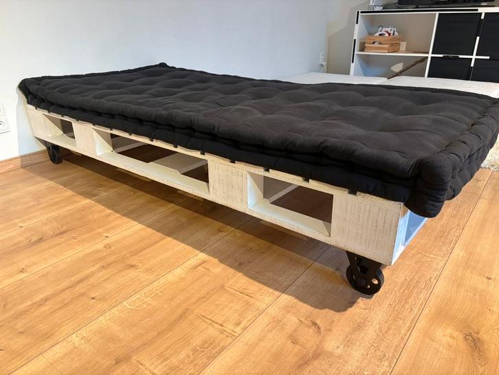 Pallet loungebank/sofa/bed eenpersoons op wielen met futon, Huis en Inrichting, Slaapkamer | Slaapbanken, Zo goed als nieuw, 90 cm