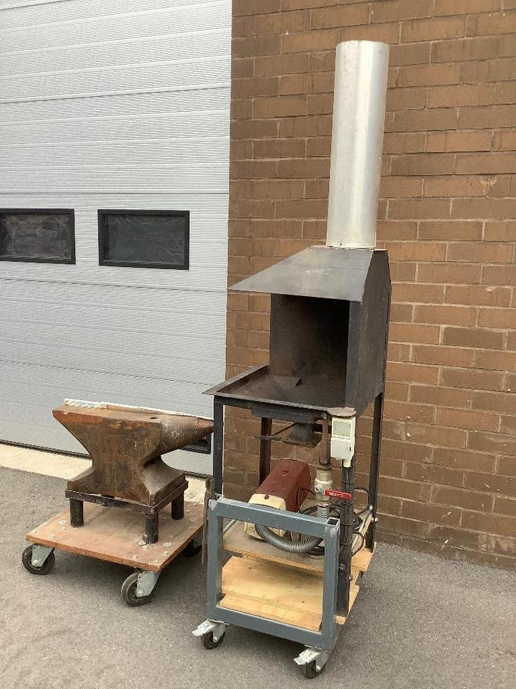 Aambeeld met smidsevuur, Doe-het-zelf en Bouw, Gereedschap | Overige machines, Gebruikt, Ophalen