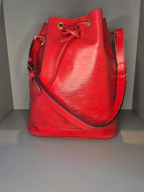 Louis Vuitton Noé GM handtas in rood Epi-leer, Handtassen en Accessoires, Tassen | Damestassen, Gebruikt, Handtas, Rood, Verzenden