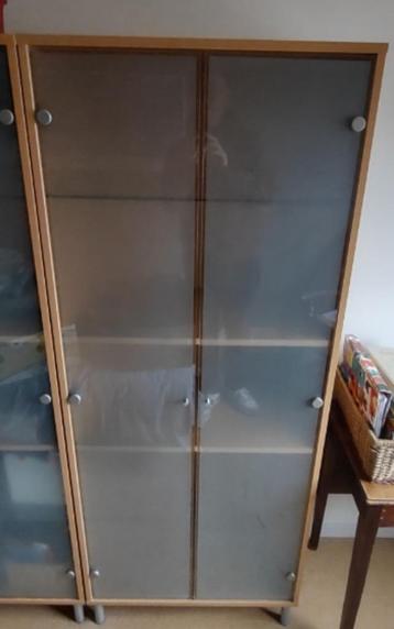 3 boekenkasten - hout met glazen deuren beschikbaar voor biedingen