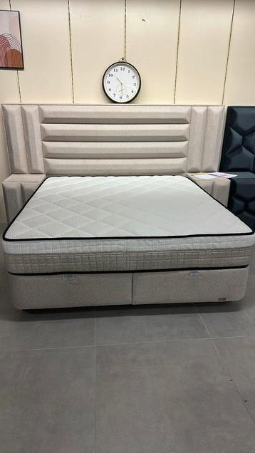 WIJ SLUITEN €1099 beschikbaar voor biedingen