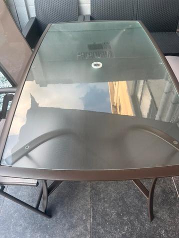Table et parasol beschikbaar voor biedingen