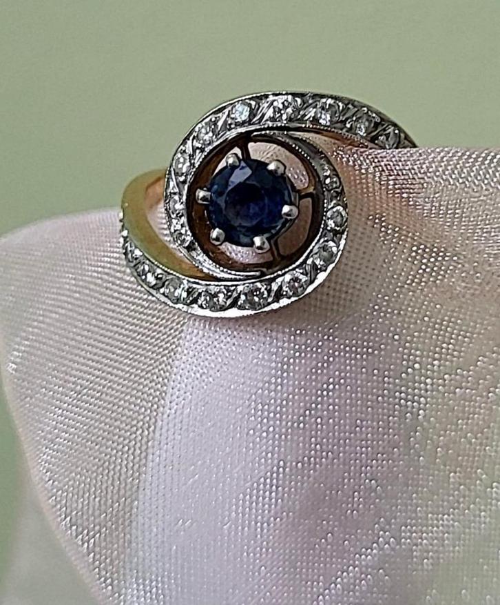 18 KARAAT GEELGOUDEN RING MET SAFFIER EN DIAMANTEN, Handtassen en Accessoires, Ringen, Zo goed als nieuw, Dame, Met edelsteen