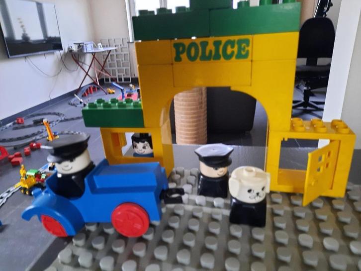 Duplo winkel, hotel, café, politie, winkel supermarkt popjes, Kinderen en Baby's, Speelgoed | Duplo en Lego, Gebruikt, Duplo, Complete set