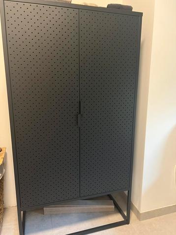 Metalen kast beschikbaar voor biedingen