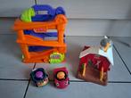 Fisher price racebaan met 2 auto's en boerderij, Kinderen en Baby's, Ophalen of Verzenden, Zo goed als nieuw, Met geluid