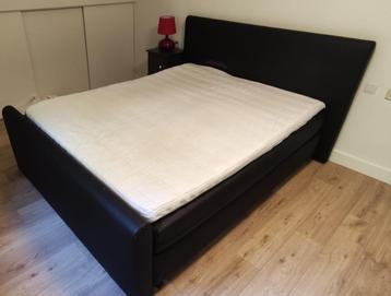 Tweepersoons boxspring bed van zwart skai (kunstleer) beschikbaar voor biedingen