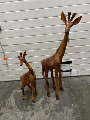 Couple de girafes en bois sculpté. disponible aux enchères