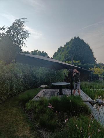 Parasol  3x3m met 120kg voet met hoes beschikbaar voor biedingen
