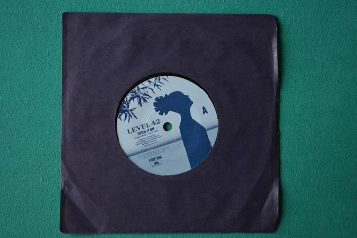 Level 42 – Turn It On (1) - vinyl singel, Cd's en Dvd's, Vinyl Singles, Zo goed als nieuw, Single, Pop, 7 inch, Ophalen of Verzenden