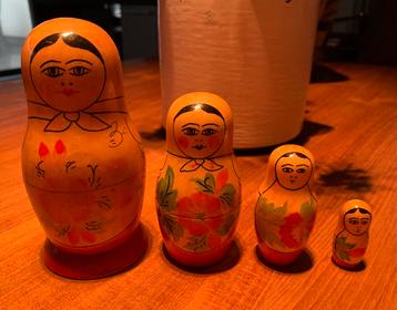Vintage houten handgeschilderde matroeskja’s beschikbaar voor biedingen