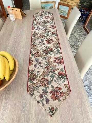 Prachtige tafelrunner, tafelloper  beschikbaar voor biedingen