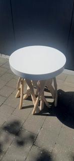 Een design Bijzettafel wit., Huis en Inrichting, Tafels | Bijzettafels, Ophalen, Zo goed als nieuw