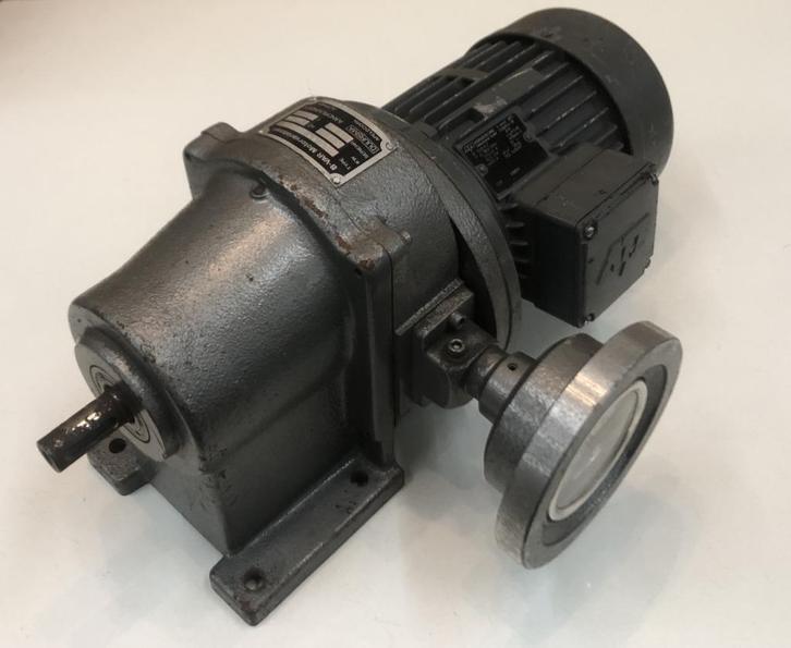 LIERMOTOR EN REDUCTOR / VERTRAGINGS MOTOREN 220/380 VOLT, Doe-het-zelf en Bouw, Motoren, Zo goed als nieuw, Elektromotor, Ophalen of Verzenden