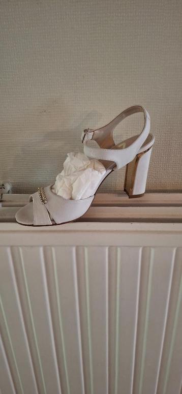Witte zomerschoenen beschikbaar voor biedingen