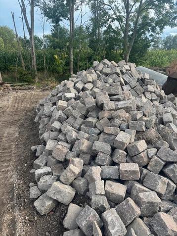 Zeer mooi lot porfier kasseien ( 55m2) beschikbaar voor biedingen