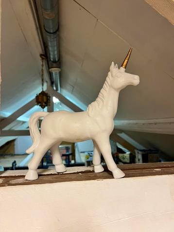 Eenhoorn met “gouden” hoorn beschikbaar voor biedingen