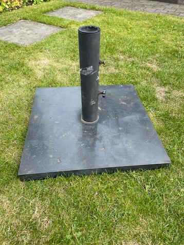 Zware natuursteen parasolvoet zwart 50x50x5 beschikbaar voor biedingen