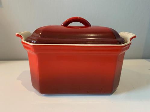 Le Creuset terrine met pers 0,6 liter kersenrood keramisch, Huis en Inrichting, Keuken | Potten en Pannen, Zo goed als nieuw, Overige typen