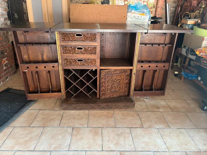 Houten Aziatische stijl bar kast met houtsnijwerk en wijnrek, Antiek en Kunst, Antiek | Overige Antiek, Ophalen of Verzenden