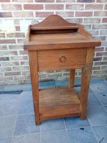 Massief nachtkastje - bijzettafel  beschikbaar voor biedingen