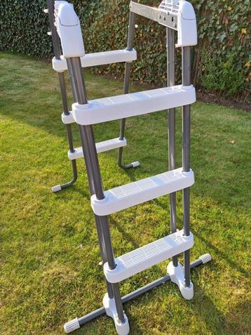Zwembadladder Intex beschikbaar voor biedingen