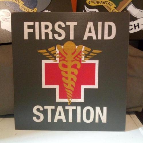 Militaria - Panneau US WW2 : FIRST AID STATION, Collections, Objets militaires | Seconde Guerre mondiale, Envoi