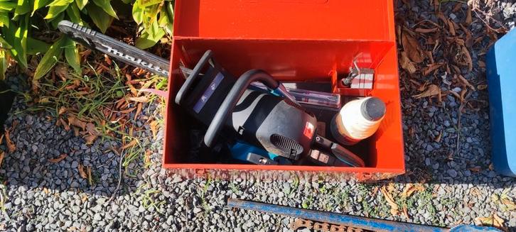 Boomzaag makita, Doe-het-zelf en Bouw, Gereedschap | Zaagmachines, Ophalen