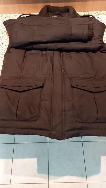 Zwarte jas beschikbaar voor biedingen