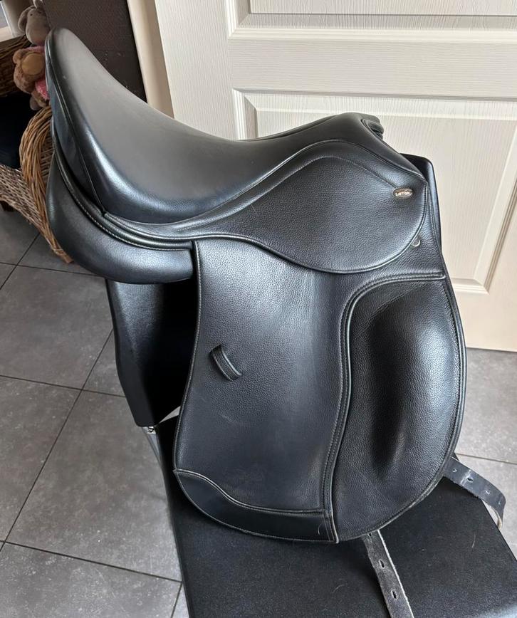 Letek dressuurzadel 17’, Animaux & Accessoires, Chevaux & Poneys | Selles, Comme neuf, Enlèvement