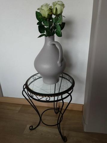 Rond tafeltje met glas en ijzeren onderstel JAREN  60 beschikbaar voor biedingen